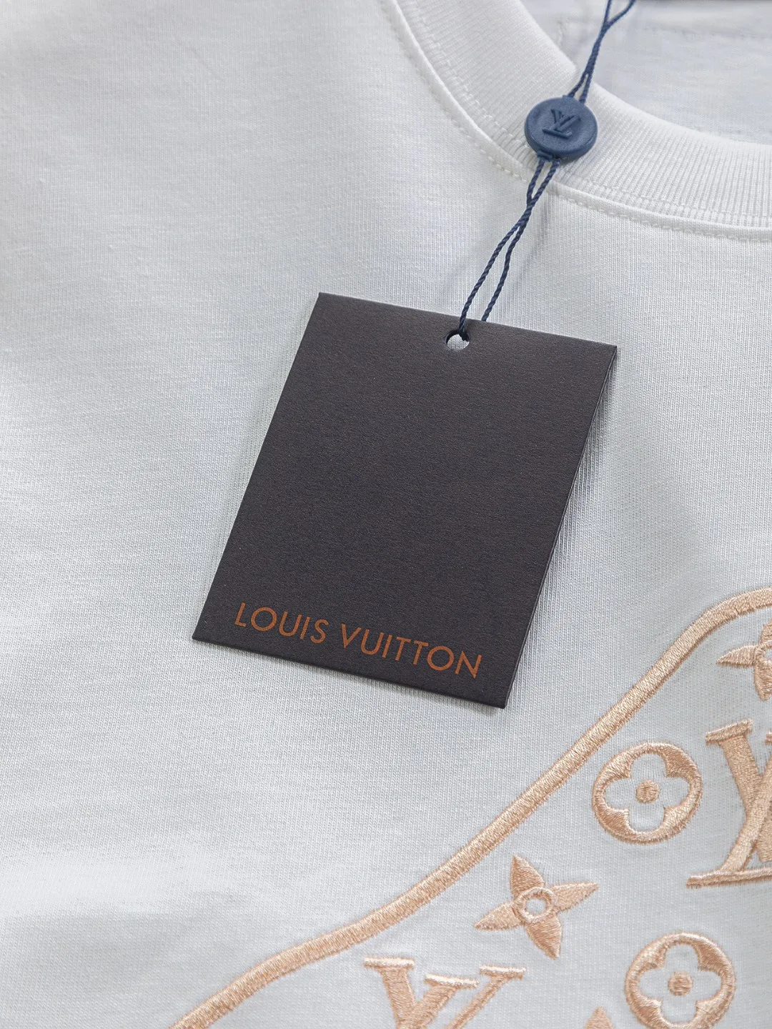 🅿️190 Louis Vuitton 1V LV micro-wide version S-XL LV 26ss new products are available at the counter simultaneously. Multiple craftsmanship. Mushroom on the chest🍄 intarsia🪡 embroidered logo. Round neck short-sleeved T-shirt, same style for men and women! Consigned to one-to-one creation. Synchronized with the official website, pure cotton fabrics at the counter! It is close to the skin and comfortable, durable and easy to wear. It has a classic and simple logo design and meticulous original craftsmanship. Short-sleeves, a must-have item for men, do not appear to be the same for the general public, but must be unique and eye-catching. This LV short-sleeve is all about quality, comfort, the same shape and fashion as always, including fabrics and cutting techniques. All of them have been made with great effort! 320 grams of washed pure cotton fabric, pure cotton is breathable, very refreshing and comfortable for daily wear. The rib knitting on the neckline is smooth and tight, and the neckline will not be skewed if you toss it at will. The loose version, you will find that it looks really good on the upper body. The overall is minimalist and neat, super versatile for daily use! Pair it casually with a pair of pants for a youthful look. A T-shirt will make your outfit crazy. It is a fashionable item that can never go wrong! Color: Black White Size: S-XL Size chart: S: Shoulder width 45.5-Bust 52-Length 70 M: Shoulder width 47-Bust 54-Length 72 L: Shoulder width 48.5-Bust 56-Length 74 XL: Shoulder width 50-Bust 58-Length 76